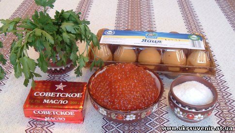 красная икра, яйца, масло, соль и зелень