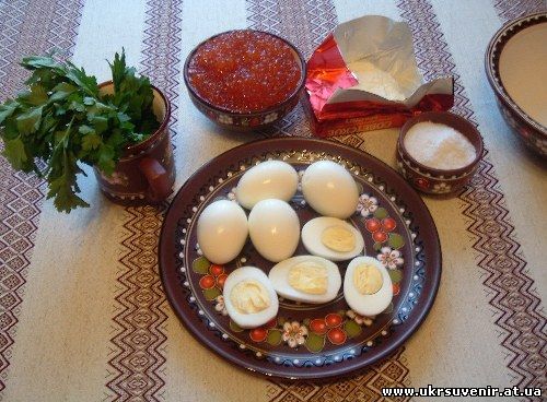 красная икра, вареные яйца, масло сливочное, соль и зелень для украшения